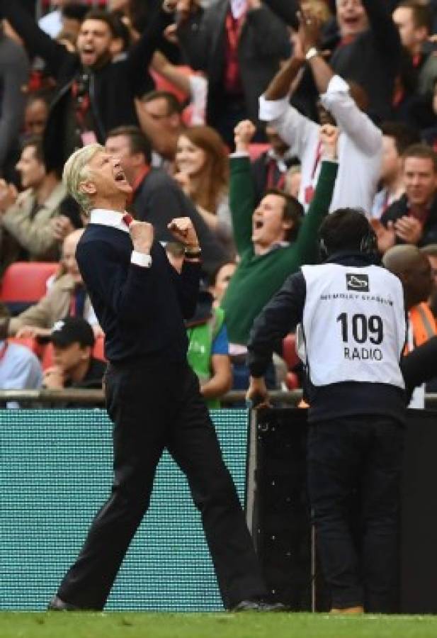 Arsenal's French manager Arsene Wenger celebrates victory after the FA Cup semi-final football match between Arsenal and Manchester City at Wembley stadium in London on April 23, 2017. / AFP PHOTO / Justin TALLIS / NOT FOR MARKETING OR ADVERTISING USE / RESTRICTED TO EDITORIAL USE