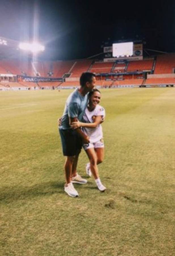 Le dijo 'yes': La bella futbolista de Estados Unidos que se casó con Roger Espinoza