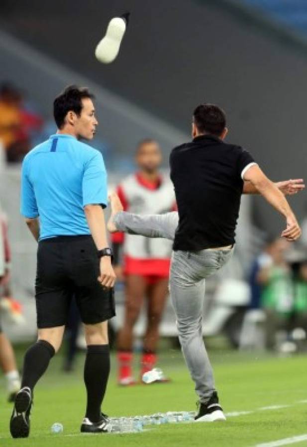 Insultos y patadas: Xavi Hernández explota en su debut oficial como entrenador