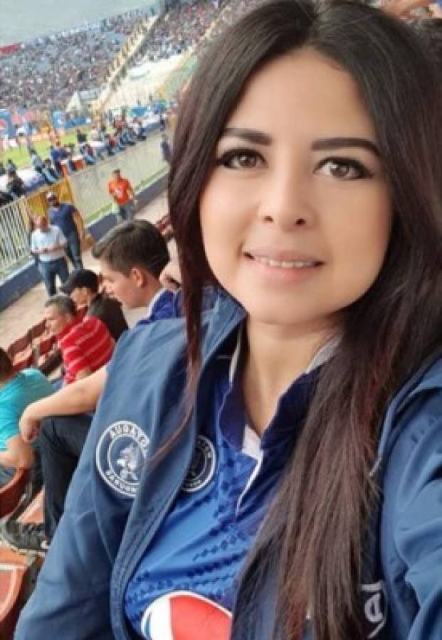 Presentadora que sufrió lesión tras avalancha en la final Motagua-Saprissa deja el hospital