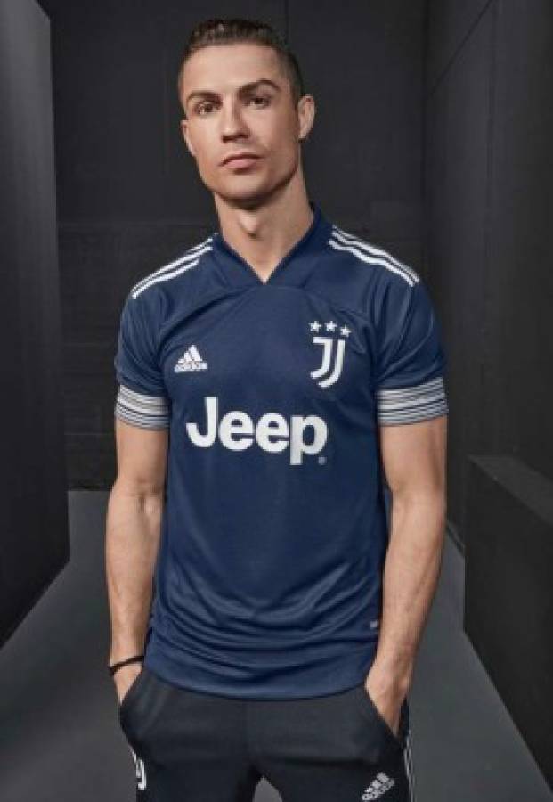 Cristiano Ronaldo presenta la segunda camiseta de la Juventus para la temporada 2020/21  