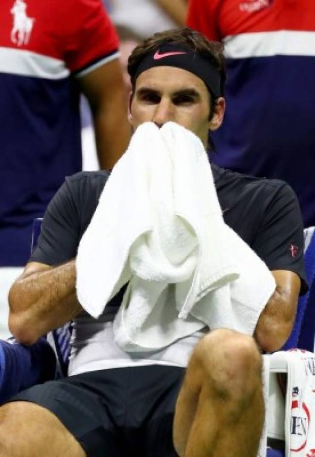 NEW YORK, NY - SEPTEMBER 06: Roger Federer of Switzerland wipes his face during a break in play against Juan Martin del Potro of Argentina in their Men's Singles Quarterfinal match on Day Ten of the 2017 US Open at the USTA Billie Jean King National Tennis Center on September 6, 2017 in the Flushing neighborhood of the Queens borough of New York City. Al Bello/Getty Images/AFP== FOR NEWSPAPERS, INTERNET, TELCOS & TELEVISION USE ONLY ==