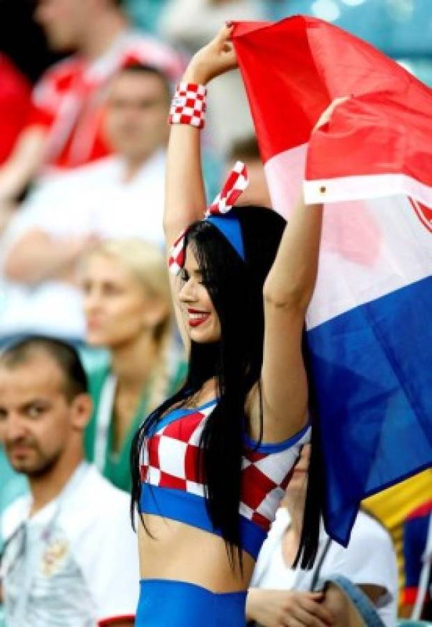 ¡Qué bellas! Las aficionadas rusas y croatas deslumbran en el estadio de Sochi