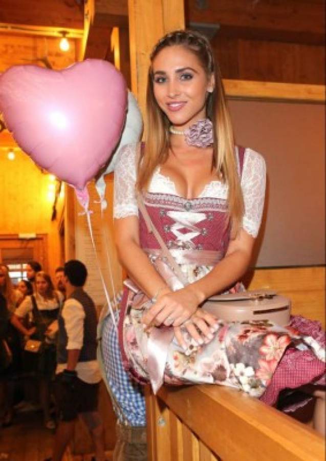 La preciosa novia de Mario Götze eclipsa a todos en el Okotoberfest