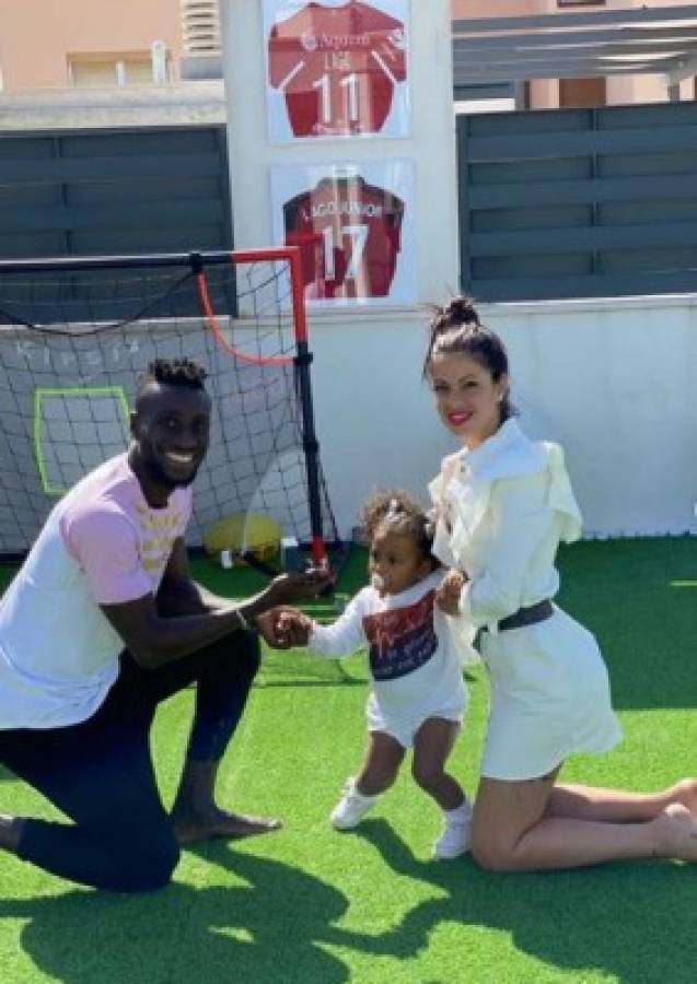 El coronavirus no detiene al amor: Futbolista pide matrimonio a su novia en plena cuarentena