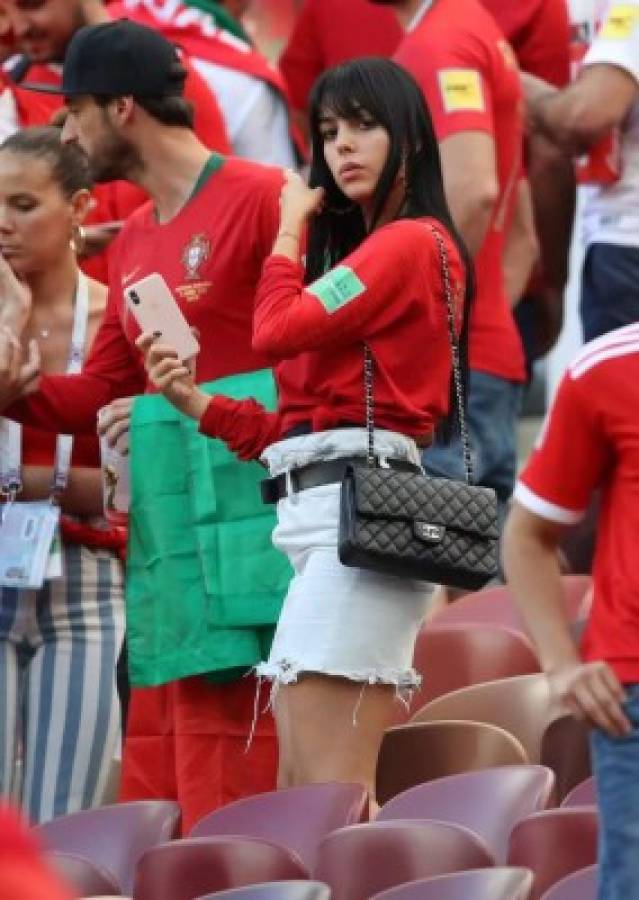 ¡Muy sexy y en faldita! Georgina, la novia de Cristiano, se roba las miradas en Rusia