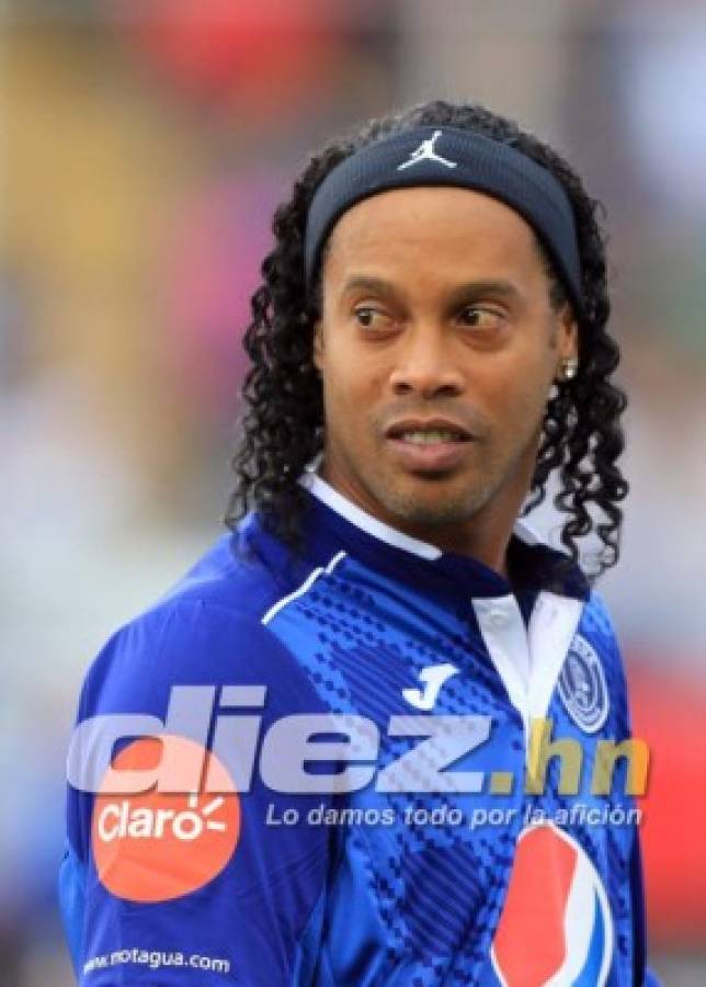 CURIOSAS: Los zapatos de Ronaldinho y su gesto con aficionado que ingresó al campo