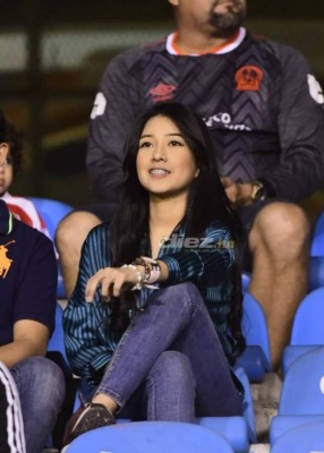 Hermosas chicas adornan la final Olimpia-Real España en el estadio Olímpico