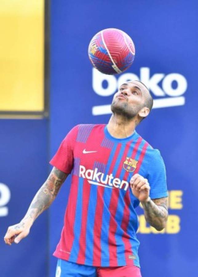 Así fue la presentación de Dani Alves como nuevo jugador del Barcelona: emoción, besos y dorsal legendario