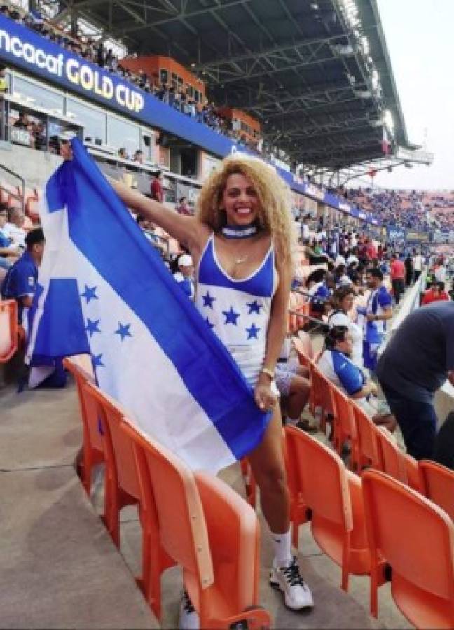 Sandy, la sexy catracha que deslumbró en el BBVA Stadium en el Honduras-Panamá por Copa Oro
