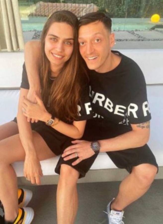 Así es la nueva vida de Ozil con su preciosa turca: compra un equipo mexicano y tiene un bajísimo salario