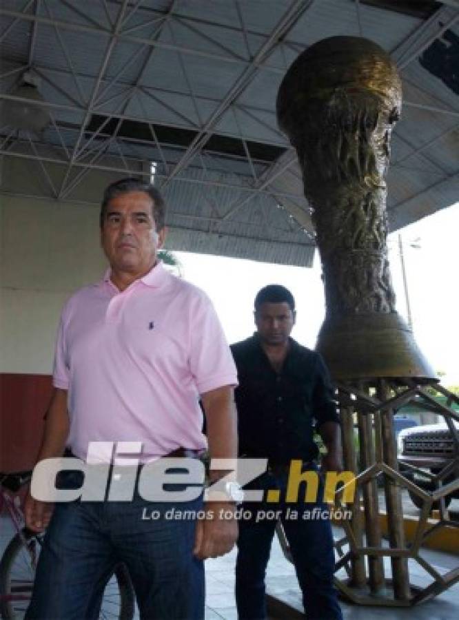 Jorge Luis Pinto inspeccionó el Estadio Olímpico en San Pedro Sula .