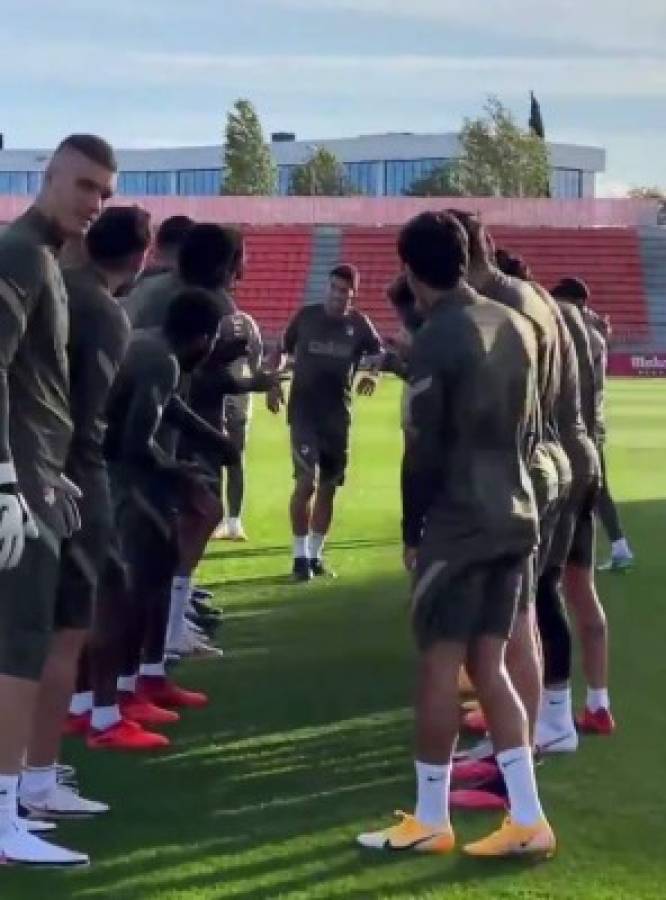 El 'pasillo' y el abrazo de Simeone: Así fue el primer entrenamiento de Luis Suárez con el Atlético