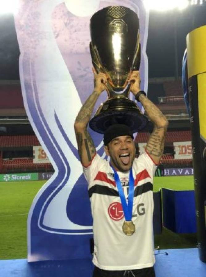 Dani Alves aumenta su leyenda con otro título: Los futbolistas más laureados de la historia