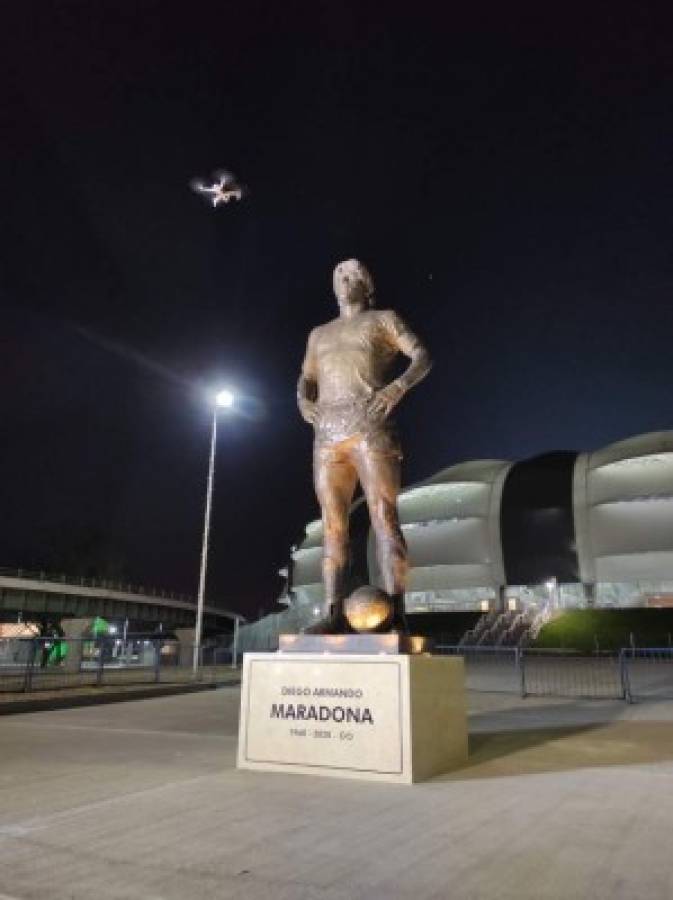 Hermoso homenaje: Así luce la gigante estatua de Diego Maradona en las afueras de estadio en Argentina