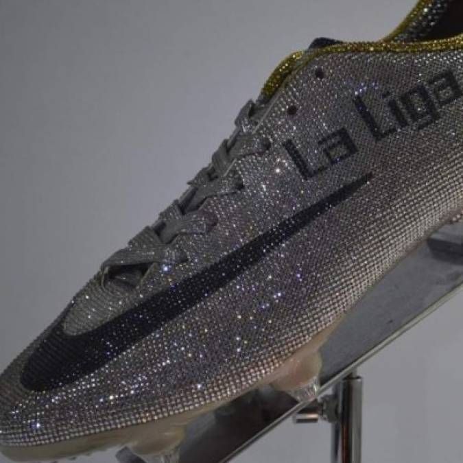 Los espectacules botines de Cristiano Ronaldo hechos de cristal