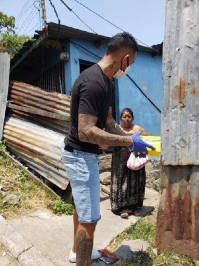 'Chino' Discua se solidariza y ayuda a necesitados en Tegucigalpa en tiempo de cuarentena
