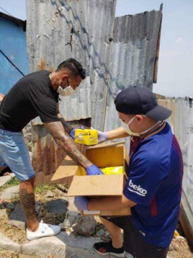 'Chino' Discua se solidariza y ayuda a necesitados en Tegucigalpa en tiempo de cuarentena
