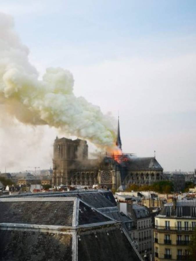 Tristes imágenes: Así agarró fuego la reconocida catedral de Notre Dame en París