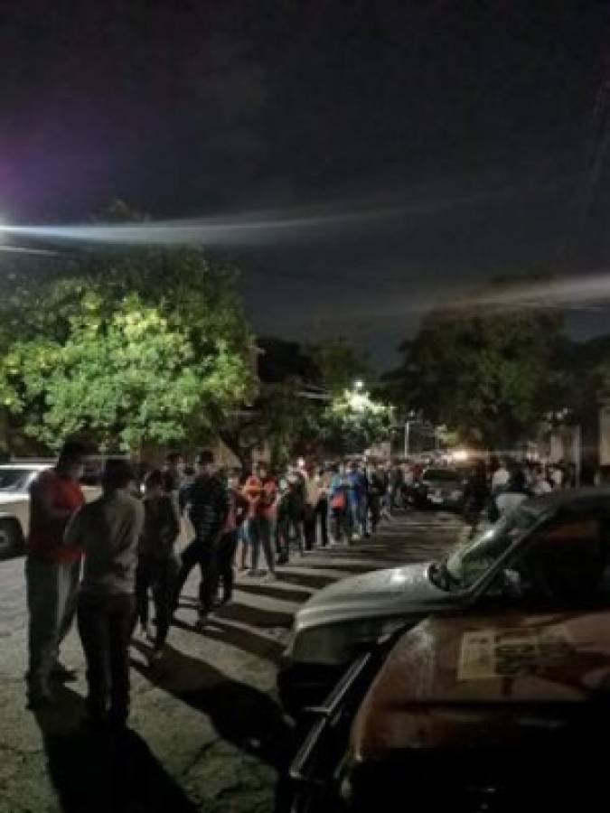Descontrol y desorden en El Salvador de ciudadanos buscando subsidio aprobado por gobierno de Bukele
