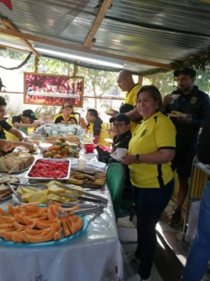 Moliendo caña, comiendo pan y de paseo; así la pasa Real España en Danlí, El Paraíso