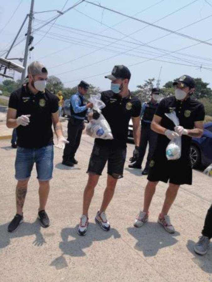 Uruguayos del Real España y Mega Barra visitan bordo para entregar víveres y ropa