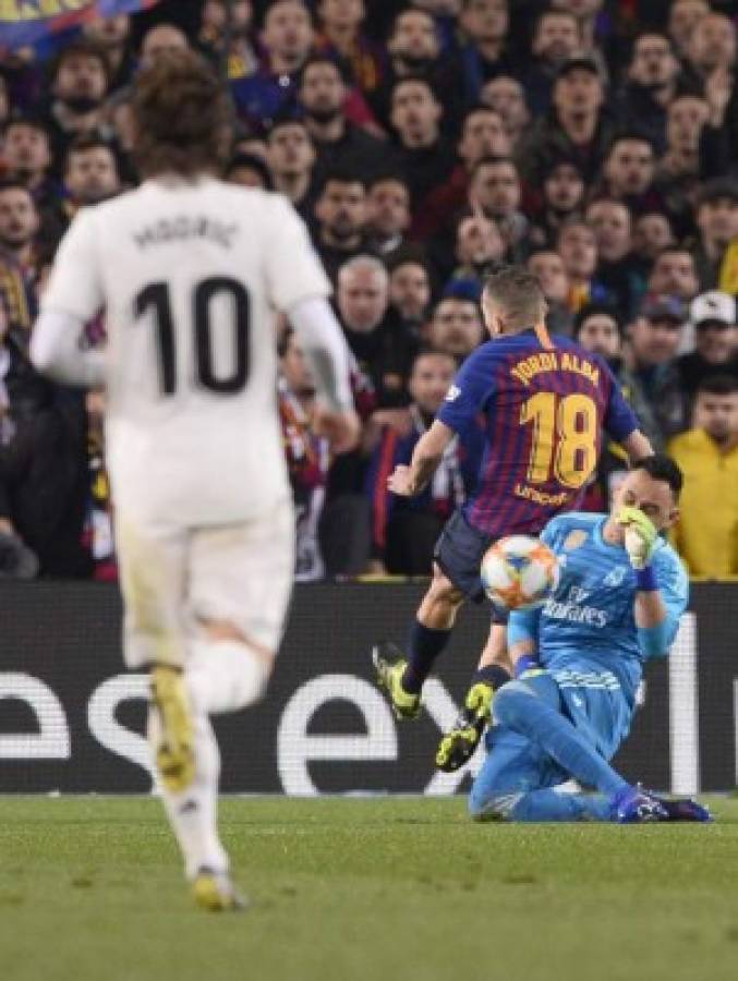 Fotos: Vidal se baja a Casemiro y la reacción de Messi al final del Clásico