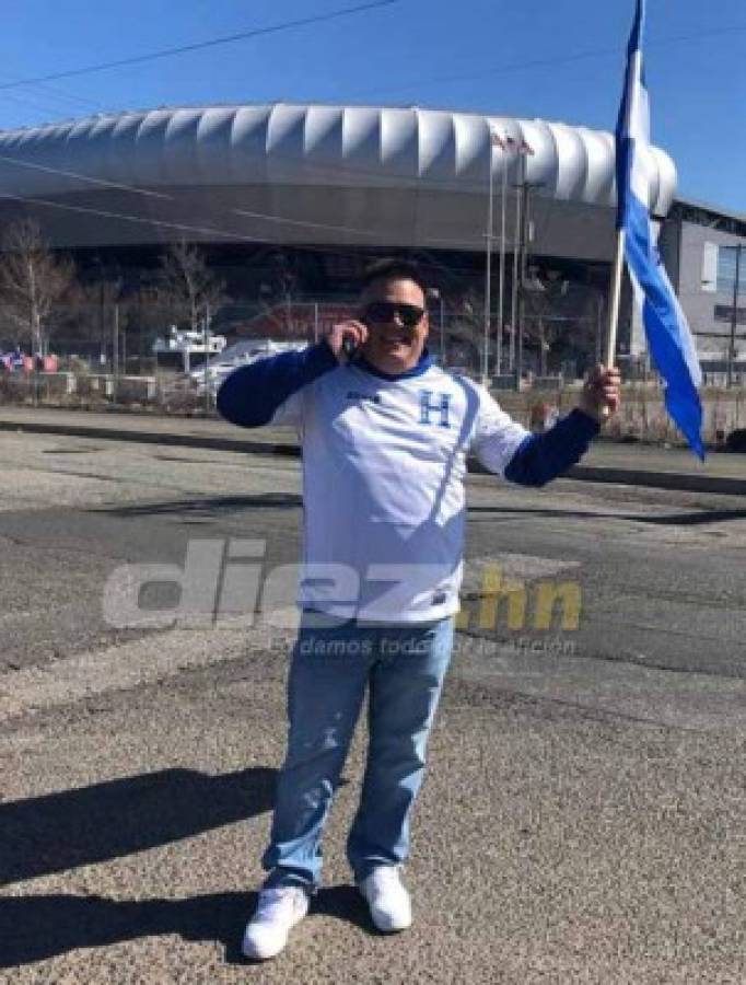 Aficionados catrachos ponen el ambiente en las afueras del Red Bull Arena previo al Ecuador- Honduras
