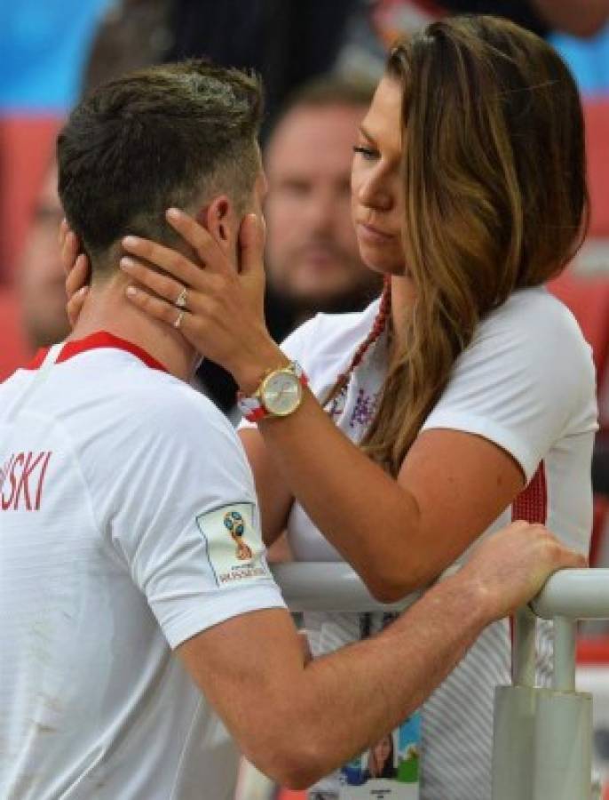 Momento romántico del Mundial: Lewandowski buscó a su novia y fue consolado tras la derrota