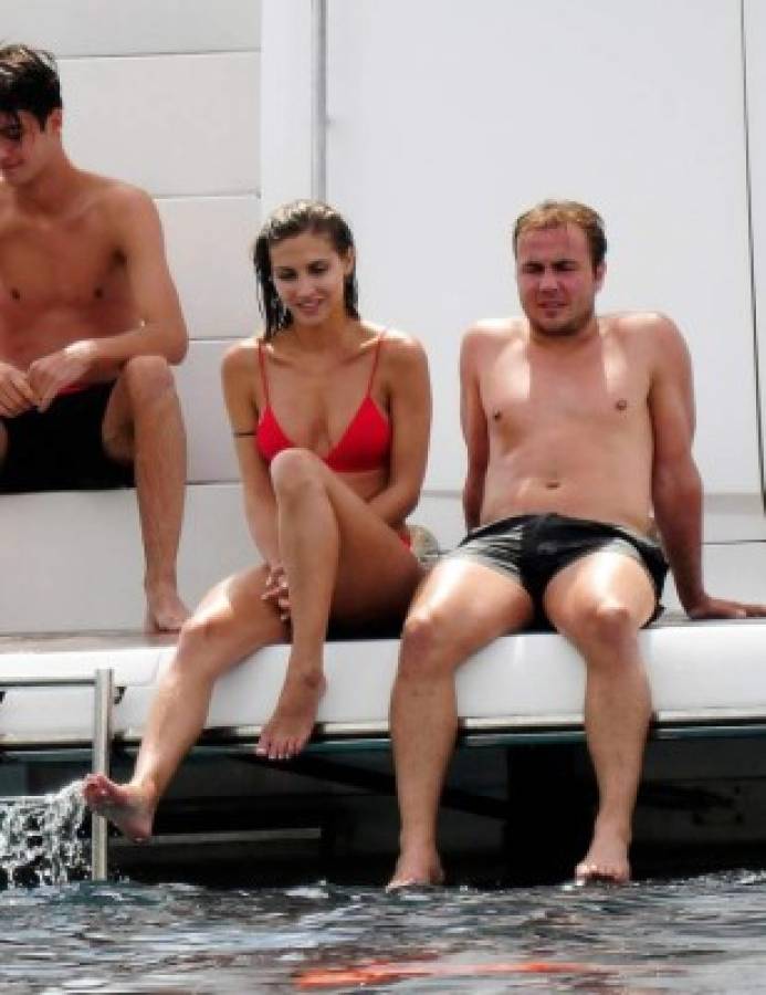 La mujer de Mario Götze deslumbra con su ardiente físico en un yate