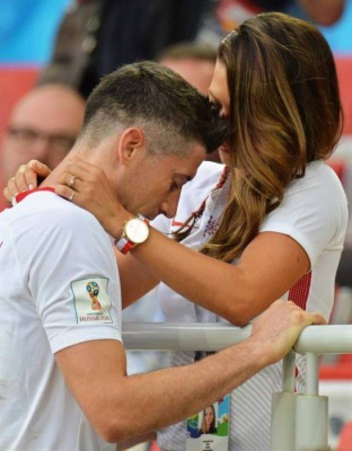 Momento romántico del Mundial: Lewandowski buscó a su novia y fue consolado tras la derrota