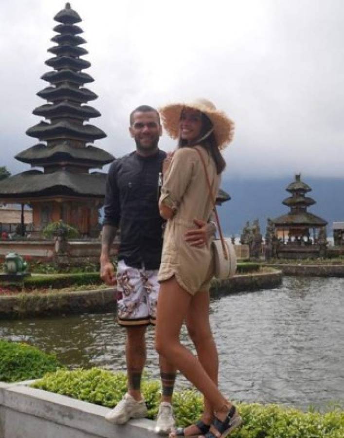 Cena romántica, gratos momentos y fotografías curiosas: El viaje de Dani Alves y Joana Sanz por Indonesia