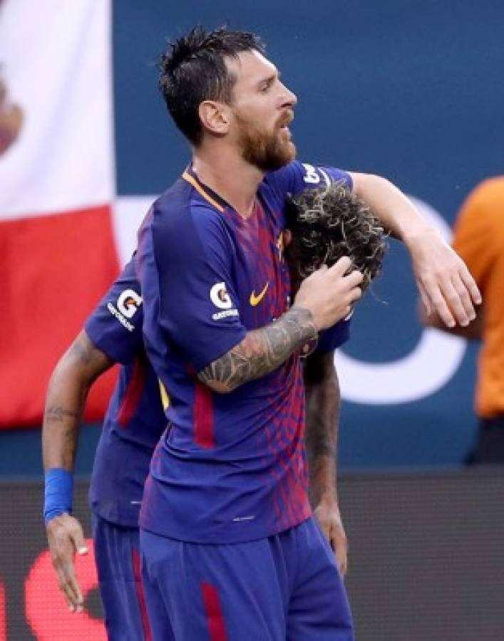 EAST RUTHERFORD, NJ - JULY 22: Lionel Messi #10 of Barcelona congratulates teammate Neymar #11 after he scored in the first half against Juventus during the International Champions Cup 2017 on July 22, 2017 at MetLife Stadium in East Rutherford, New Jersey. Elsa/Getty Images/AFP