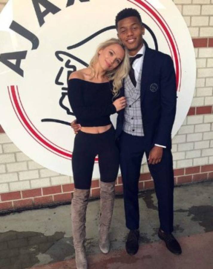 Jugador del Ajax la lía explicando cómo conquistó a su infartante novia alemana