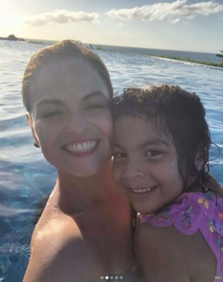Tita Torres deslumbra en sus espectaculares vacaciones con Costly en Roatán