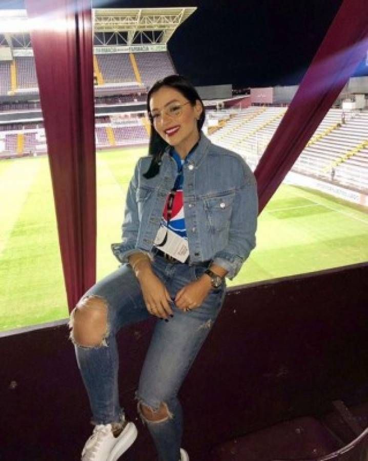 Ambiente del Saprissa-Motagua; Aficionados del Ciclón y esposa de Emilio en el estadio