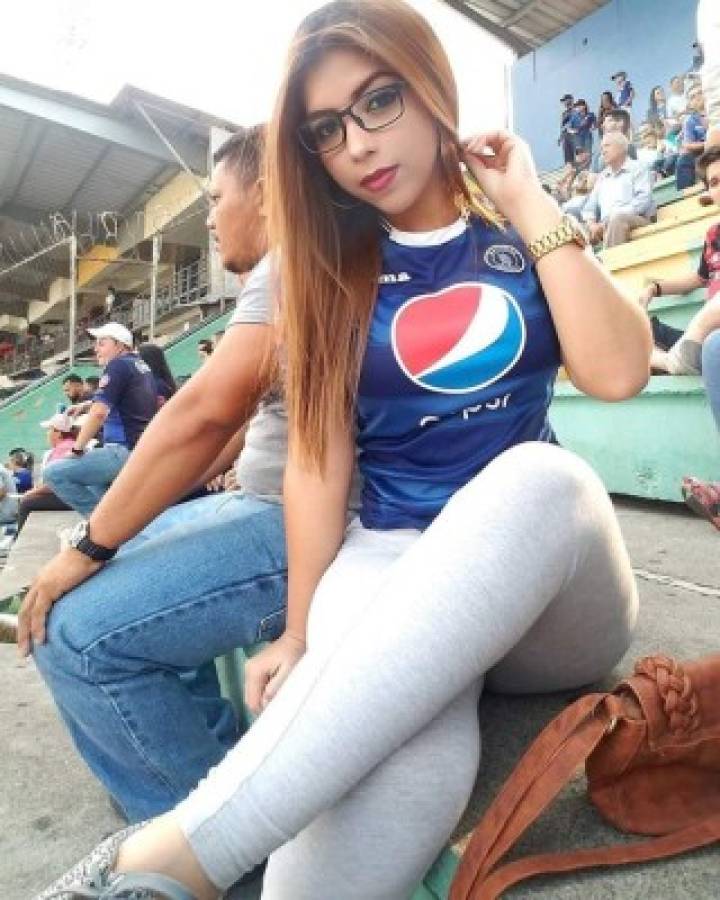 FOTOS: La aficionada más sexy del Motagua que enamora en el Nacional