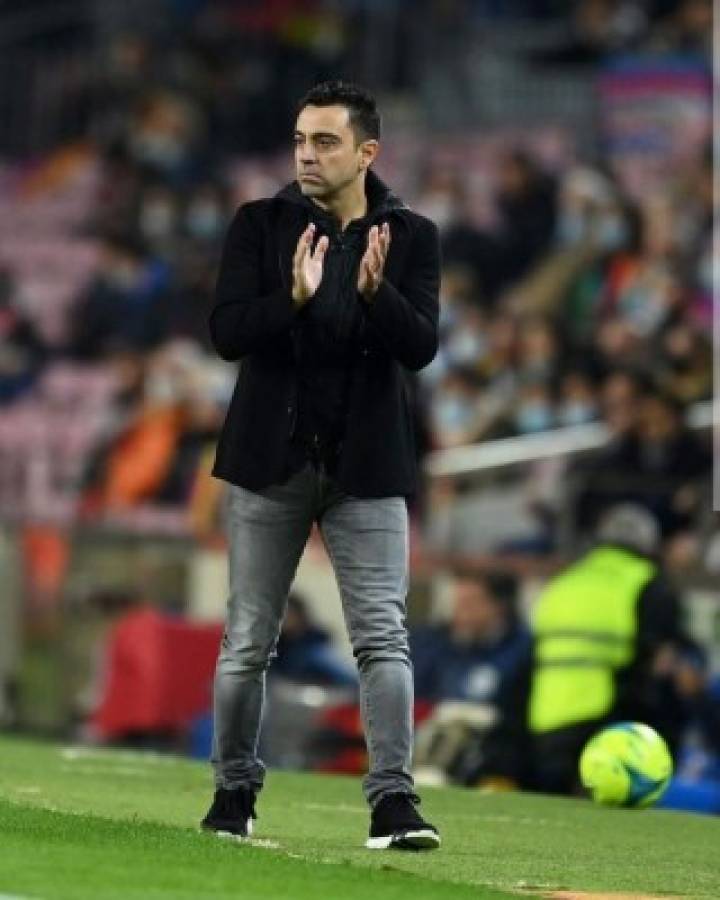 Las imperdibles fotos de Xavi dirigiendo a sus excompañeros del Barcelona en su debut y el efusivo festejo