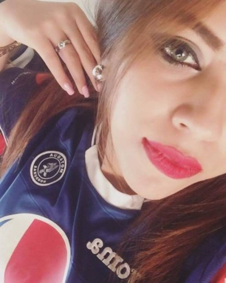 FOTOS: La aficionada más sexy del Motagua que enamora en el Nacional