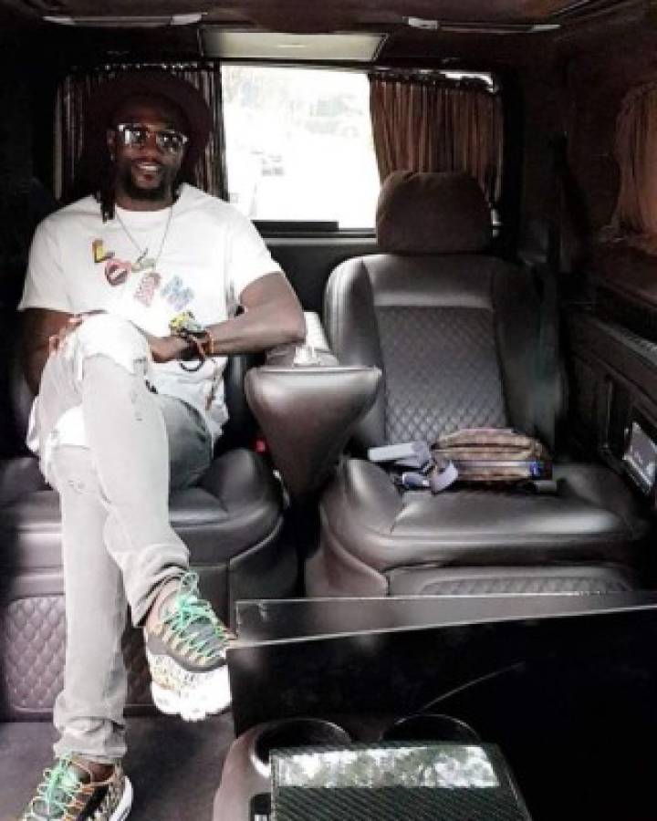 Hasta duerme con ellos: La increíble flota de autos de Emmanuel Adebayor