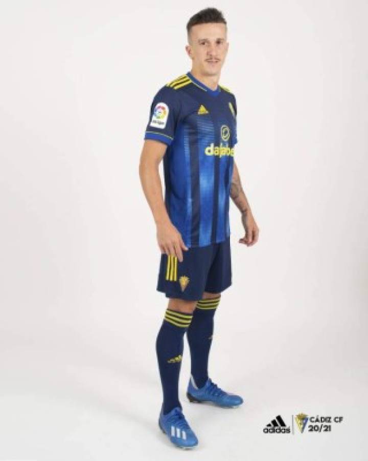 Antony Lozano modela la hermosa y nueva indumentaria de Cádiz para la temporada 2020-2021 en LaLiga