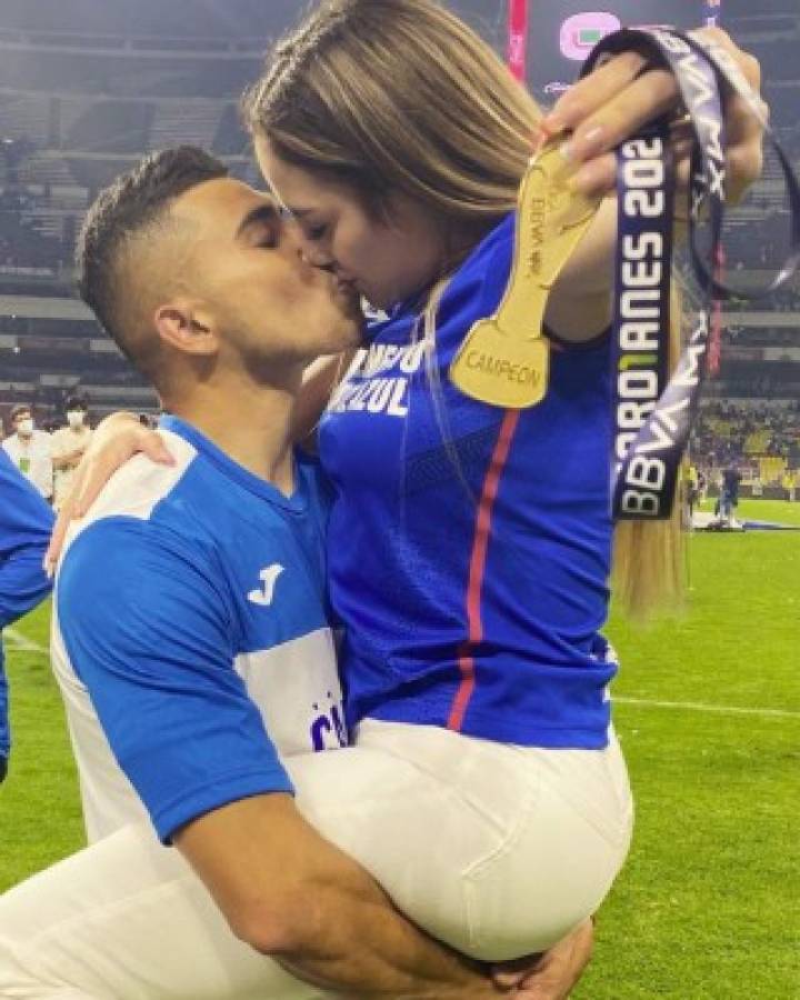 Beso a la Copa y para ellas: las chicas que enamoraron en la celebración de Cruz Azul y un invitado inesperado