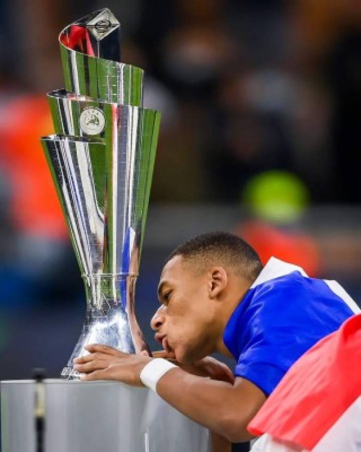 El beso de Mbappé y así celebró con Benzema el título de la Liga de Naciones; Luis Enrique y el gesto con sus jugadores