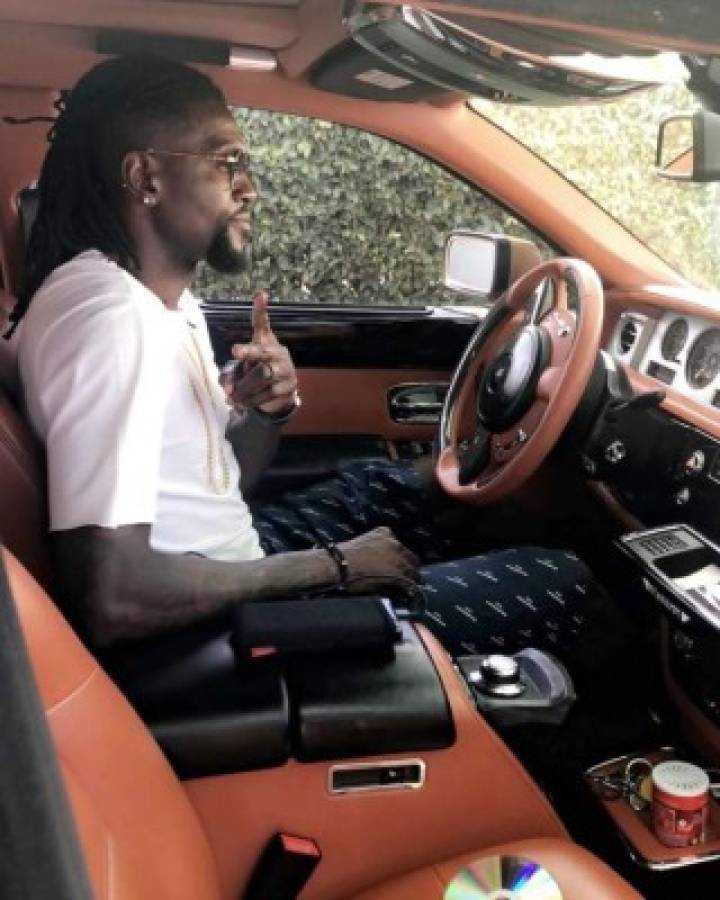 Hasta duerme con ellos: La increíble flota de autos de Emmanuel Adebayor