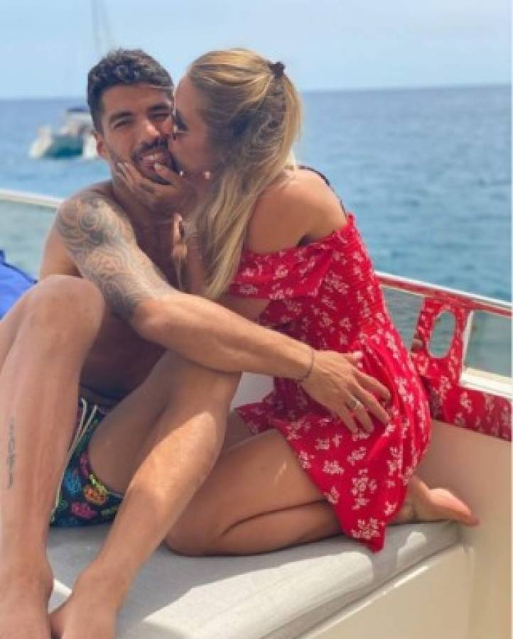 Antonela Rocuzzo presume de su cuerpazo en las vacaciones de lujo junto a Messi en Ibiza