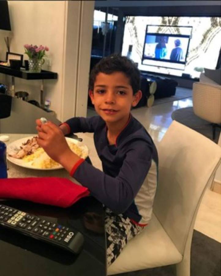 ¡Ejemplar! Cristiano Ronaldo educa a su hijo para que siga sus pasos