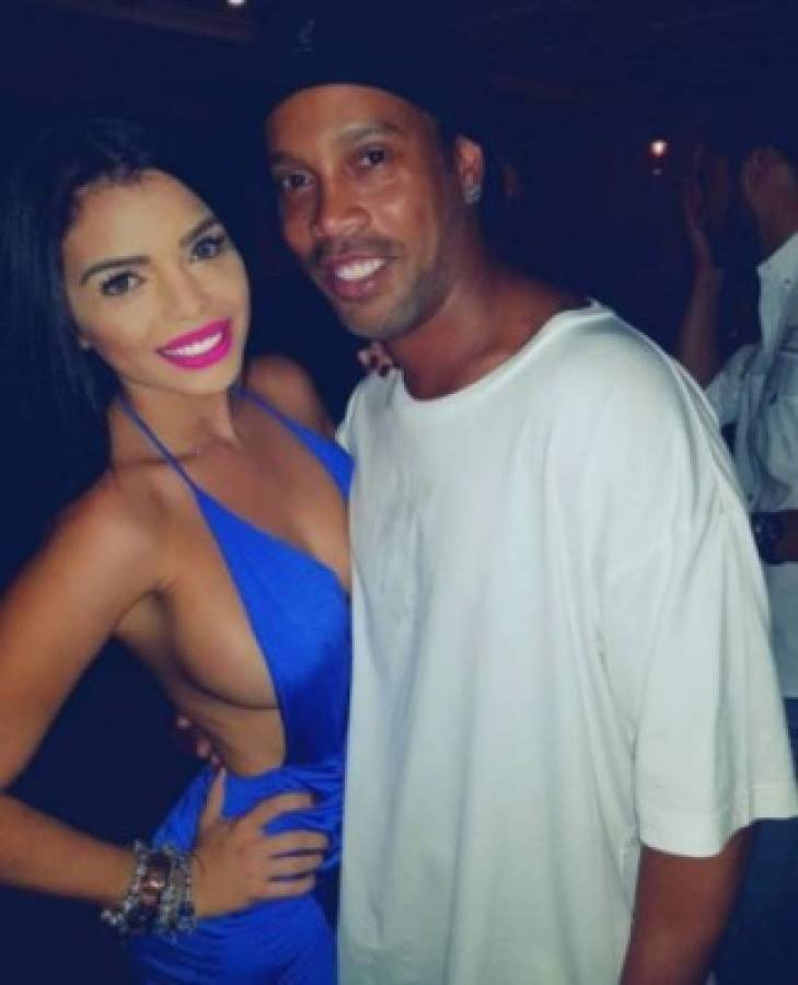 Ronaldinho y la sensual modelo tica que lo acompañó en una fiesta