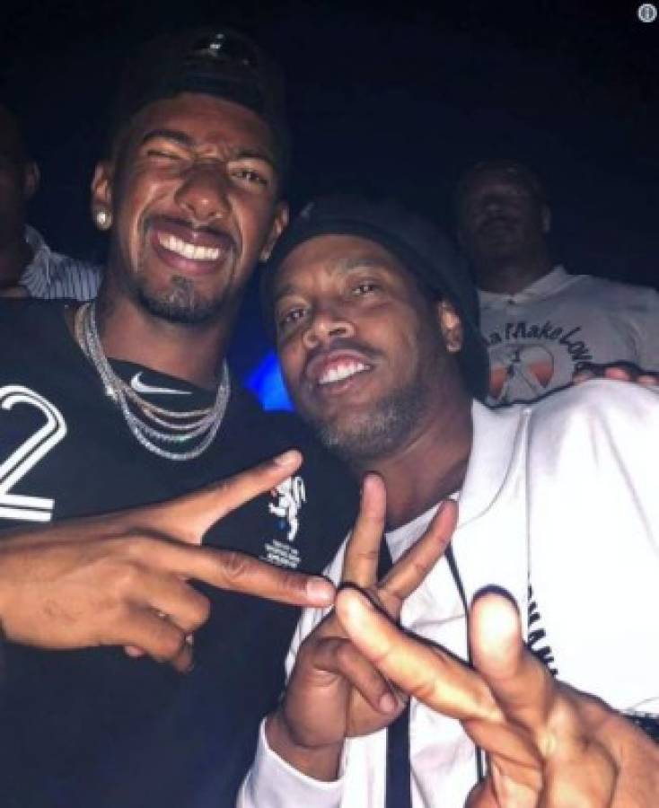 Dos campeones del mundo en la fiesta de Ronaldinho y Floyd Mayweather  