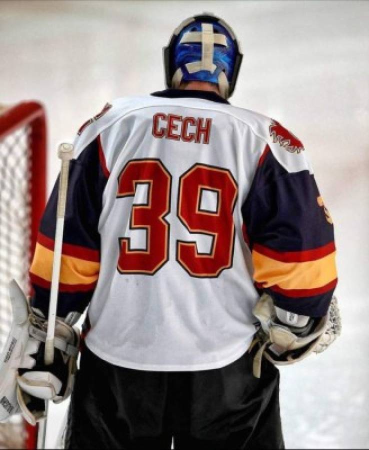 Así fue su debut: Petr Cech, de portero de fútbol a arquero de hockey sobre hielo