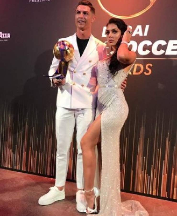 Georgina Rodríguez deslumbra en la gala de los premios Globe Soccer Awards con un sensual vestido